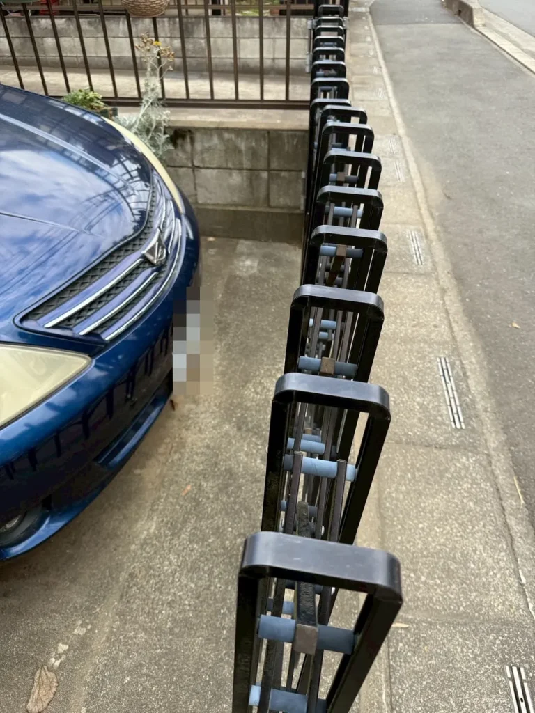 2026年2月｜さいたま市見沼区　カーゲート（門扉）交換工事（戸建て）施工前 傾き具合の写真