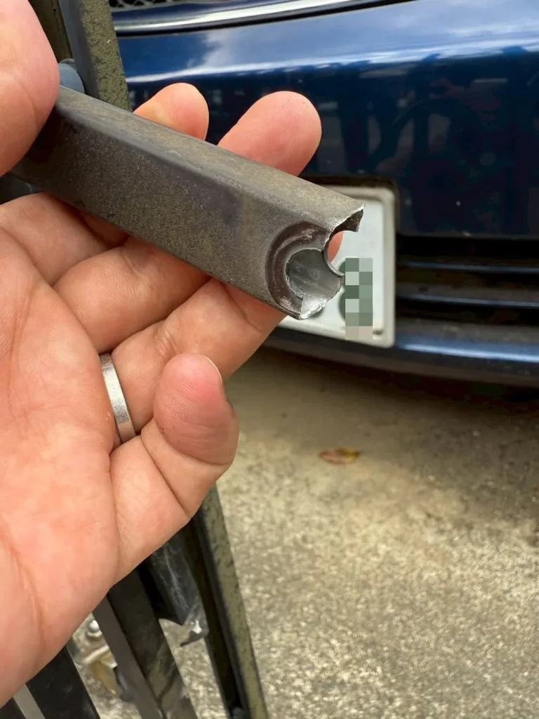 2026年2月｜さいたま市見沼区　カーゲート（門扉）交換工事（戸建て）破損箇所の写真