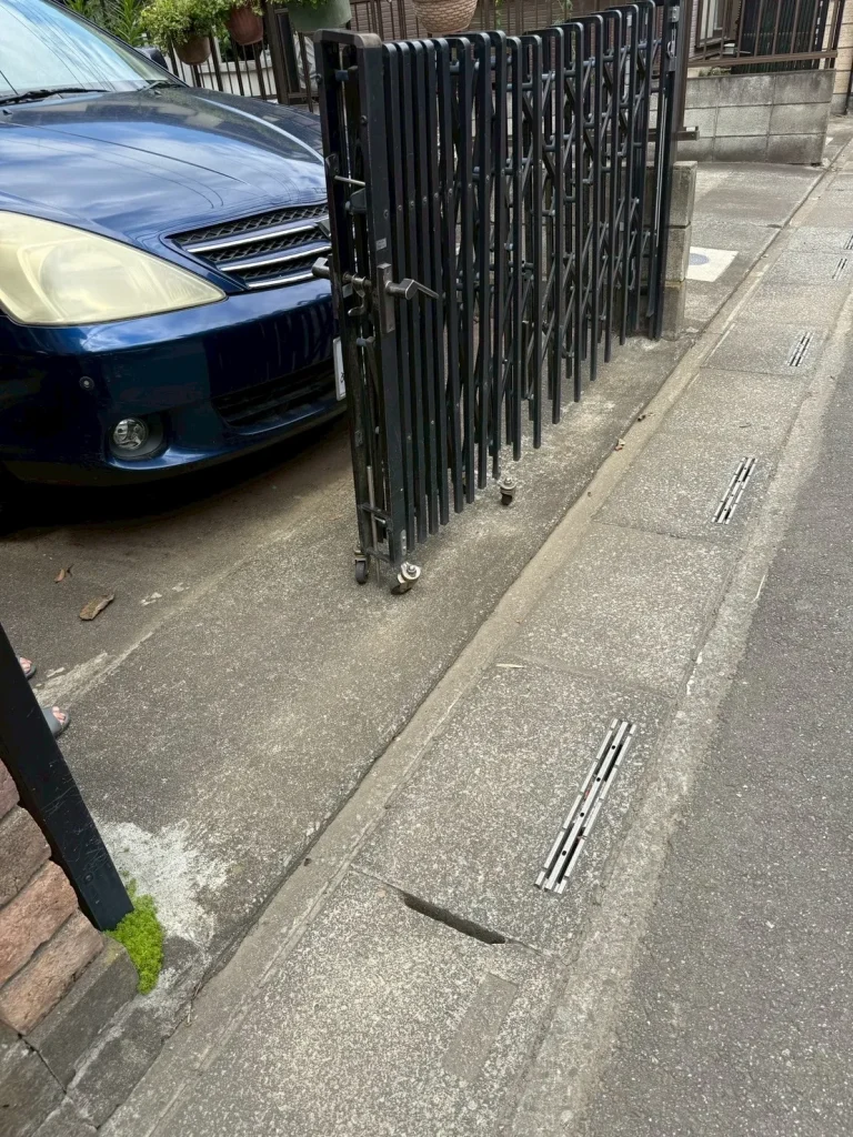 2026年2月｜さいたま市見沼区　カーゲート（門扉）交換工事（戸建て）施工前の写真