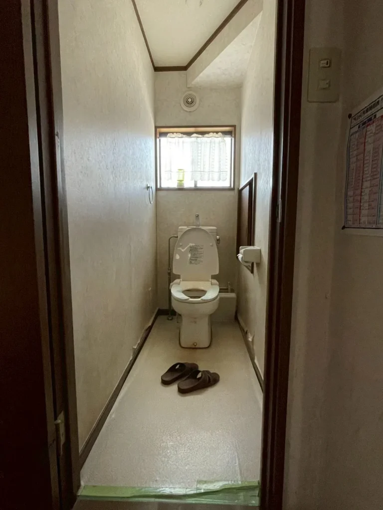 2026年4月｜鴻巣市　トイレ交換・クロス（壁紙）・床材張替え工事・1階2階同時施工（戸建て）1階トイレ施工前写真