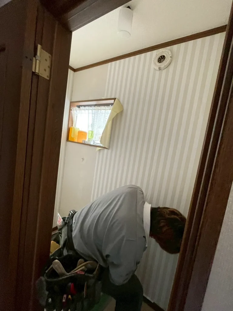 2026年4月｜鴻巣市　トイレ交換・クロス（壁紙）・床材張替え工事・1階2階同時施工（戸建て）2階施工中写真