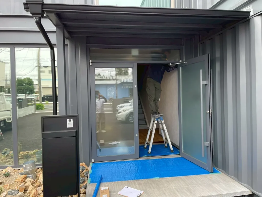 2026年4月｜さいたま市緑区　玄関ドア交換工事（オフィス）施工中